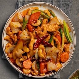 ไก่ผัดเม็ดมะม่วงหิมพานต์ (Stir Fried Chicken with Cashew Nuts)