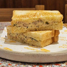 แซนวิชทูน่าเมลท์ (Tuna Melt)