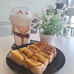 คู่อร่อย นมสดบูลเบอรี่สมูทตี้+ขนมปังบูลเบอรี่1แผ่น