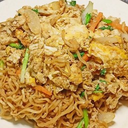 ผัดมาม่าไข่ (2 ฟอง)