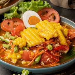 ส้มตำข้าวโพดไข่เค็ม (Papaya Salad With Corn and Salted Egg)