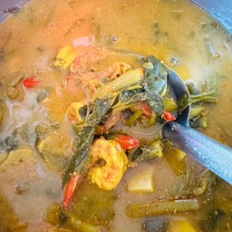 แกงส้มกุ้งไข่ชะอม
