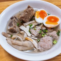 ก๋วยจั๊บรวมใส่ไข่