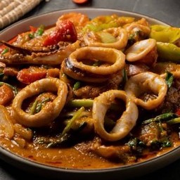 ปลาหมึกผัดไข่เค็ม (Stir Fried Squid with Salted Egg)