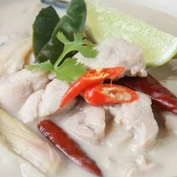 ต้มข่าไก่ใส่กะหล่ำปลี