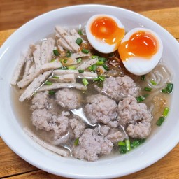 ก๋วยจั๊บหมูเด้งใส่ไข่