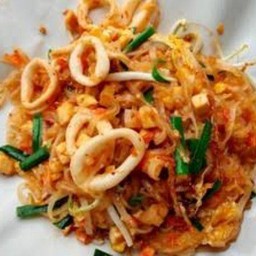 ผัดไทยวุ้นเส้น ปลาหมึก