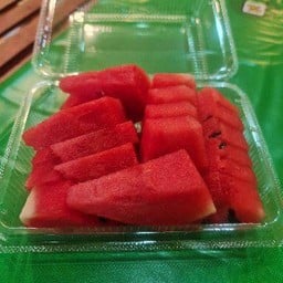 แตงโมแช่เย็นใส่กล่องพร้อมทาน