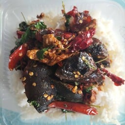 กระเพราไข่เยี่ยวม้า