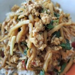 ข้าวกะเพราไก่หน่อไม้เส้น