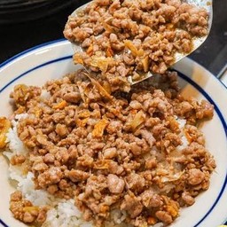 ข้าวกระเทียมหมูสับ
