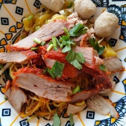 บะหมี่หมูแดงลูกชิ้นหมูบด