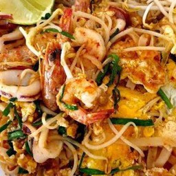 ผัดไทยทะเลรวม กุ้ง ปลาหมึก