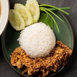 กระเทียมพริกไทยราดข้าว (Garlic and Pepper with Rice)