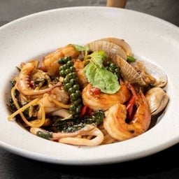 สปาเก็ตตี้ ผัดขี้เมาทะเล (Spaghetti Stir Fried Drunken Seafood)