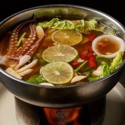 ปลาหมึก นึ่งมะนาว (Spicy Sour Soup Squid)
