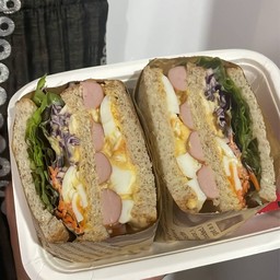 แซนวิชสลัดไข่ ไส้กรอก