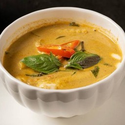 แกงเขียวหวานไก่ยอดมะพร้าวอ่อน (Green Curry with Chicken and Young Coconut Shoots)