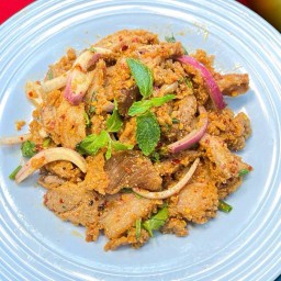 ยำคอหมูทอดเป็นกับข้าว