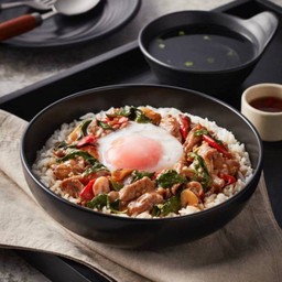 ข้าวผัดโหระพาเนื้อโคขุนไข่ออนเซน