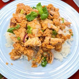 ข้าวยำไก่กรอบ