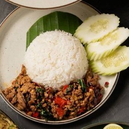 ผัดกะเพราราดข้าว (Stir Fried Holy Basil with Rice)