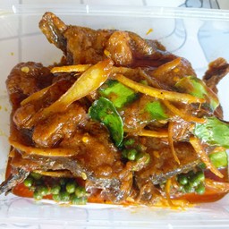 ปลาดุกทอดกรอบผัดเครื่องแกง