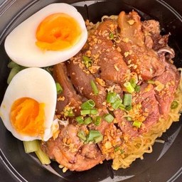 บะหมี่ขาหมู + ไข่มะตูม