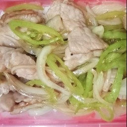 ข้าวราดหมูผัดพริกหยวก