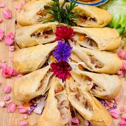 ปอเปี๊ยะทอดไส้หมูสับ+ผัก น้ำจิ้มลูกบ๊วย