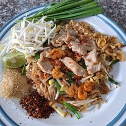 ผัดไทยหมูชิ้นไข่+กุ้งแห้งทอด