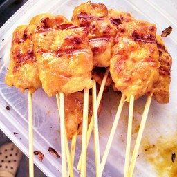 เซ็ทหมูไม้เล็ก 8 ไม้ ข้าวเหนียว 2 ห่อ