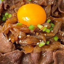 ข้าวเนื้อผัดหอมไข่แดงสดเยิ้ม