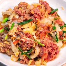 แหนมหมูผัดไข่  ราดข้าว