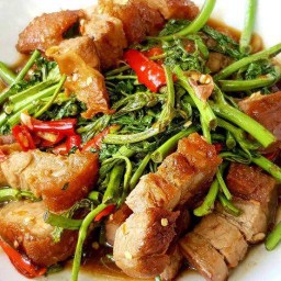 หมูกรอบผัดกระเฉด