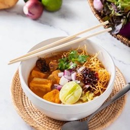 ข้าวซอยเห็ดยางเต้าหู้ทอด Thai spicy coconut Noodles soup