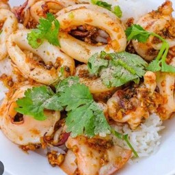 ข้าวหมึกกระเทียมพริกไทย