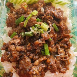 เนื้อผัดกระเทียม ราดข้าว