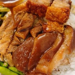 ข้าวหน้ารวมขาหมู+หมูกรอบ