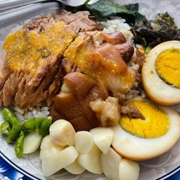 ข้าวขาหมูใส่ไข่