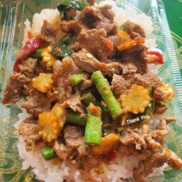 พริกแกงเนื้อ ราดข้าว