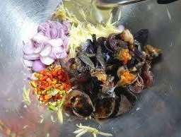 ข้าวยำมะม่วงปูเค็ม