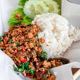 กะเพราเนื้อสับแอฟริกา+ไข่เยี่ยวม้า