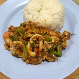 ทะเลผัดผงกระหรั่ ราดข้าว
