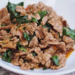 ข้าวหน้าเนื้อผัดโหระพาไข่แดงสดเยิ้ม