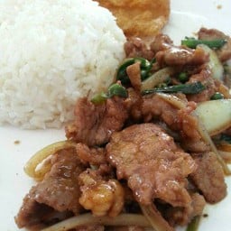 [อร่อยซ่ากับโค้ก] ข้าวเนื้อทอดกระเทียมพริกไทยดำ +  โค้ก ออริจินัล (ขวด) 