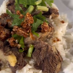 ข้าวหน้าเนื้อเปื่อย ไข่แดงสดเยิ้ม