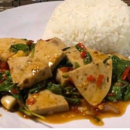 กะเพราหมูยอ  ราดข้าว