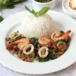 กระเพราทะเลร้วมรวมพริกแห้งโบราณ