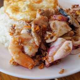ข้าวราดกุ้งหมึกทอดกระเทียม